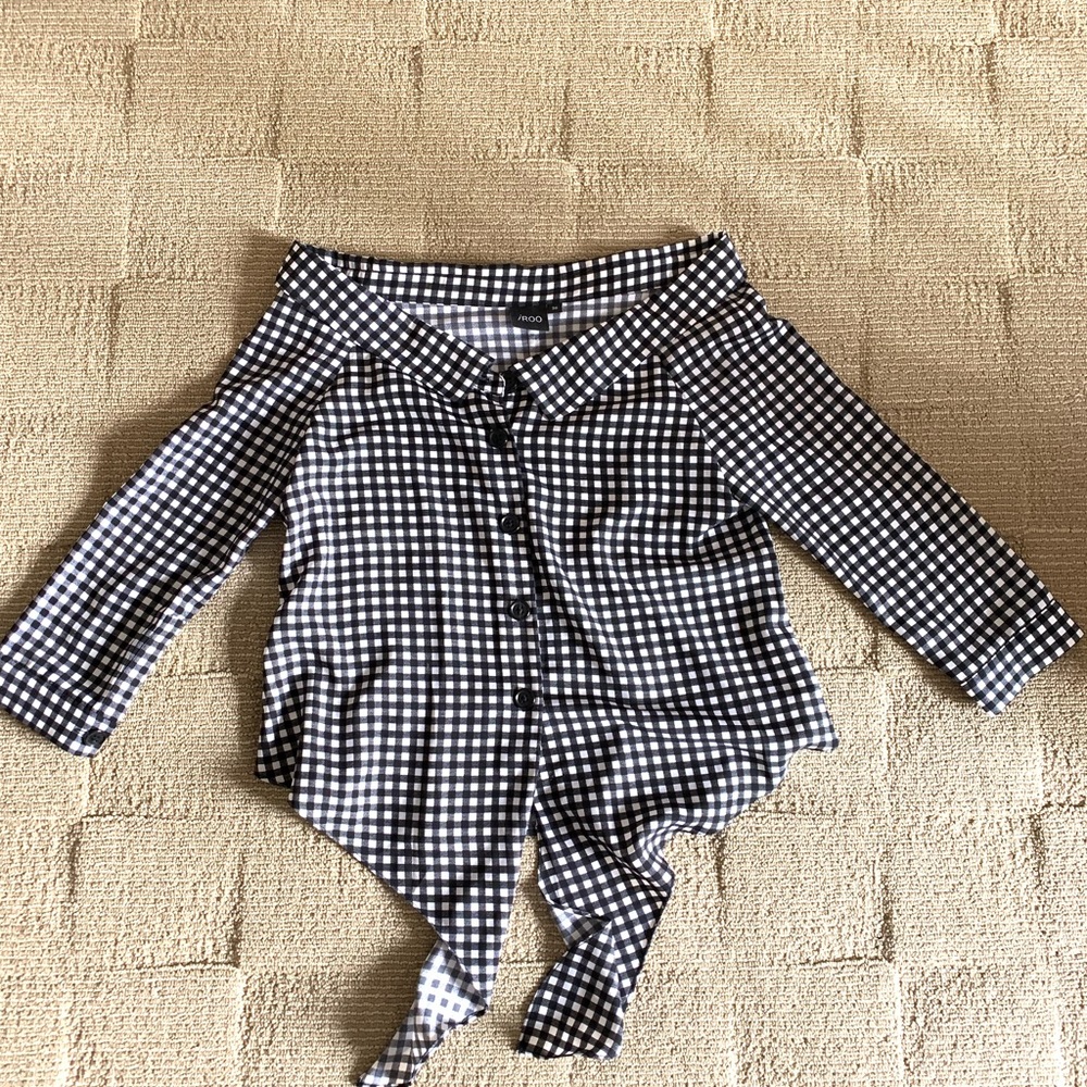 Off the shoulder cropped tie shirt